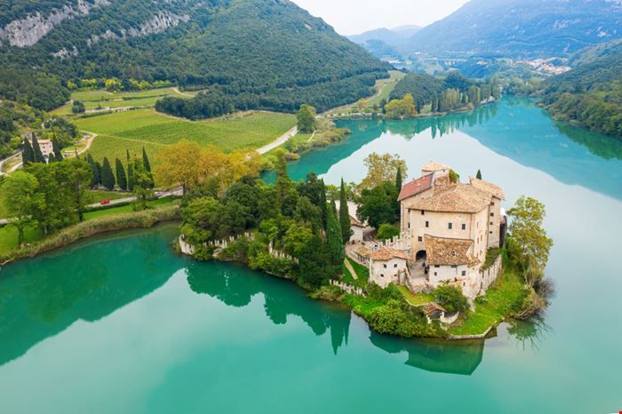 Castel Toblino - Il castello sull'acqua - Shutterstock.com